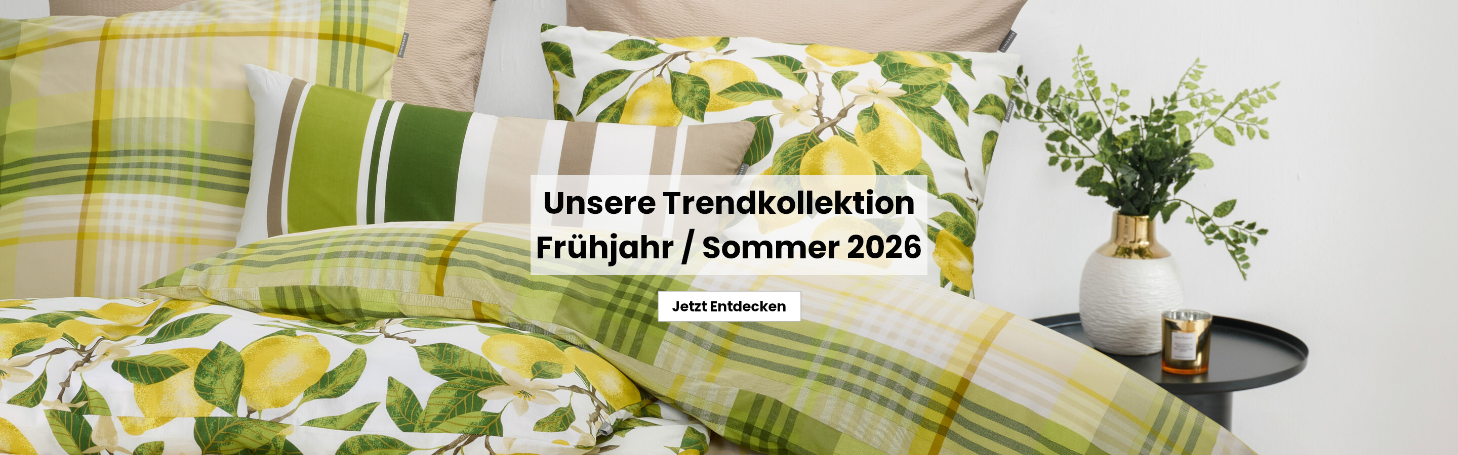 Bild mit Motiv-Bettwäsche auf einem Bett, Beistelltisch...